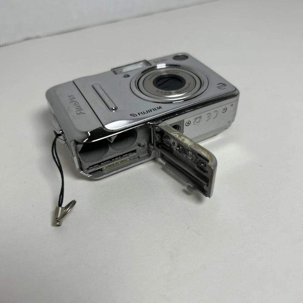 Fujifilm‎ FinePix A500 Digital Camera 5.1MP Tested Working w/ Case Read Desc